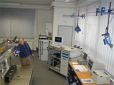 In the V-STARS measuring cell, where the tactile portion of the component measuring processes is performed, the INCA3 cameras are suspended in mid-air.