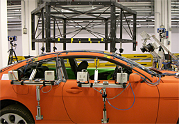 Durch den Referenzrahmen auf dem Fahrzeugdach können Fahrzeug und  Kamera während der Messung frei positioniert werden.